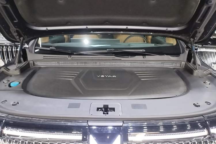 Used VOYAH Dream 2025 PHEV Four-Wheel-Drive Flagship Kunpeng Edition Engine Bay