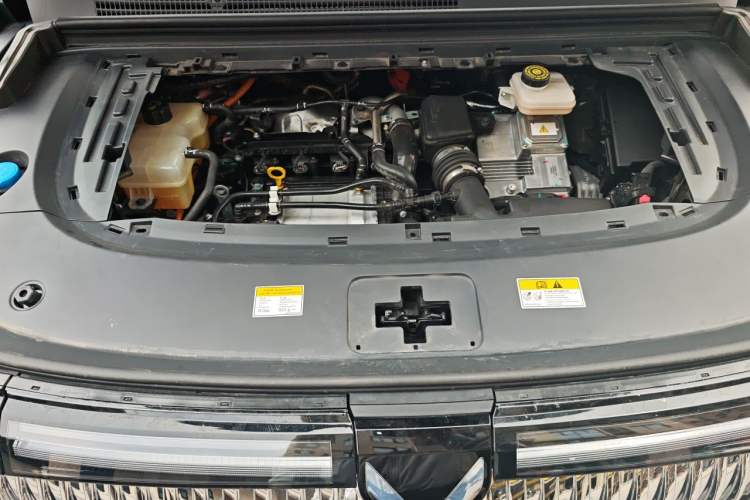 Used VOYAH Dream 2025 PHEV Four-Wheel Drive Prestige Qiankun Edition Engine Bay