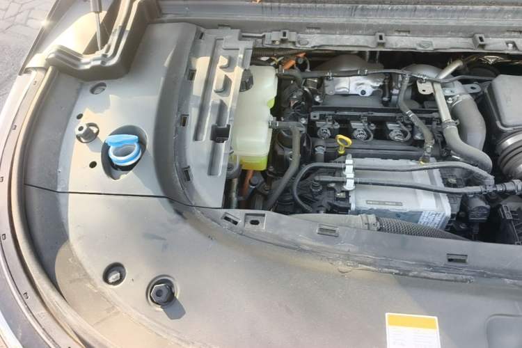 Used VOYAH Dream 2025 PHEV Four-Wheel Drive Prestige Kunpeng Edition Engine Bay Right