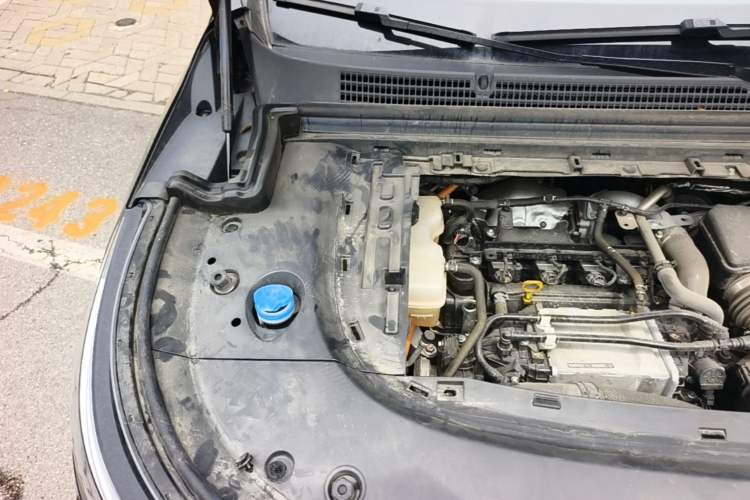 Used VOYAH Dream 2025 PHEV Four-Wheel-Drive Flagship Kunpeng Edition Engine Bay Right