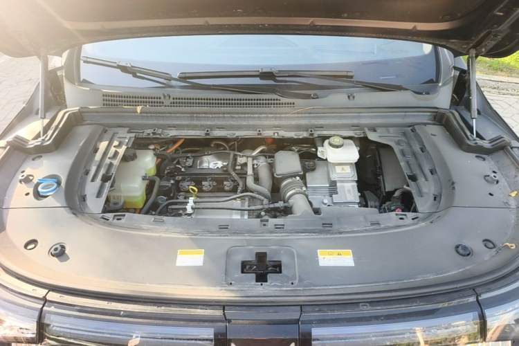 Used VOYAH Dream 2025 PHEV Four-Wheel Drive Prestige Kunpeng Edition Engine Bay