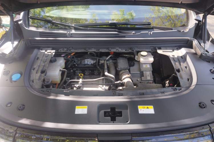 Used VOYAH Dream 2025 PHEV Four-Wheel-Drive Flagship Kunpeng Edition Engine Bay