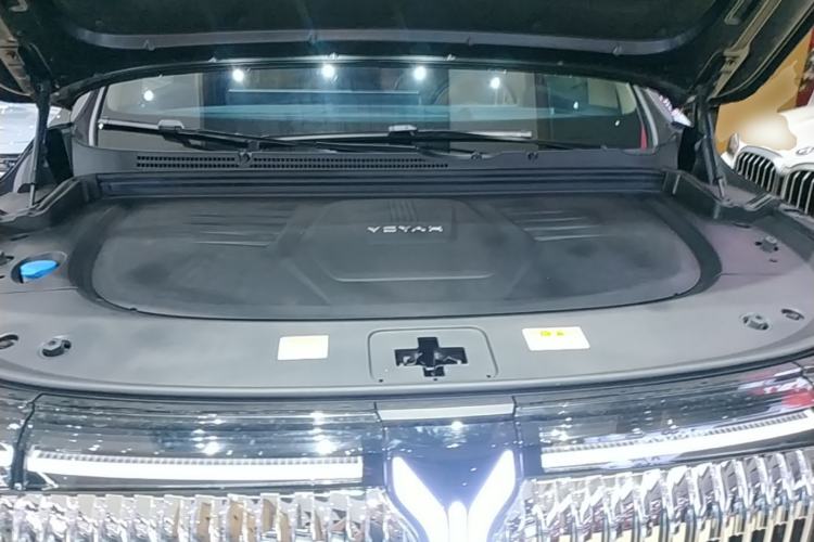 Used VOYAH Dream 2025 PHEV Four-Wheel-Drive Flagship Kunpeng Edition Engine Bay
