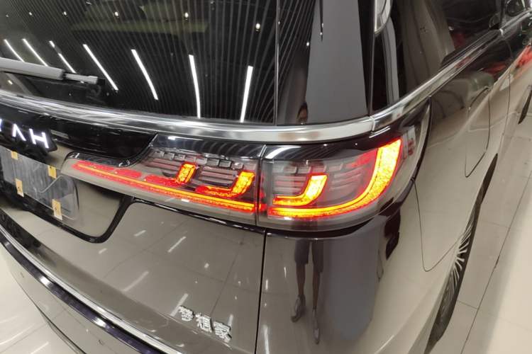 Used VOYAH Dream 2025 PHEV Four-Wheel-Drive Flagship Kunpeng Edition Exterior 3