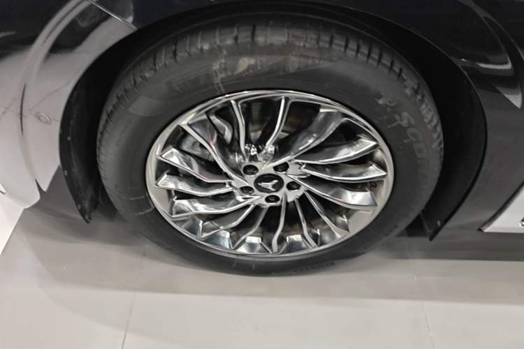 Used VOYAH Dream 2025 PHEV Four-Wheel-Drive Flagship Version – Qiankun Edition Exterior 4
