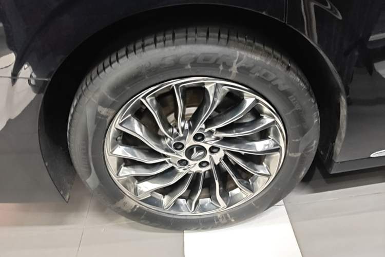 Used VOYAH Dream 2025 PHEV Four-Wheel-Drive Flagship Version – Qiankun Edition Exterior 5
