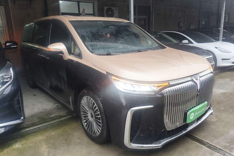 Used VOYAH Dream 2025 PHEV Four-Wheel-Drive Flagship Kunpeng Edition Front Right 45 Deg