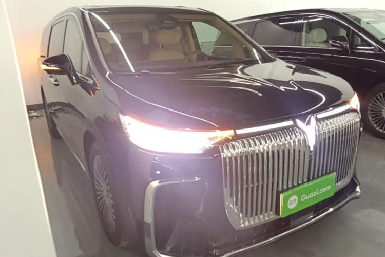 Used VOYAH Dream 2025 PHEV Four-Wheel Drive Prestige Kunpeng Edition Front Right 45 Deg