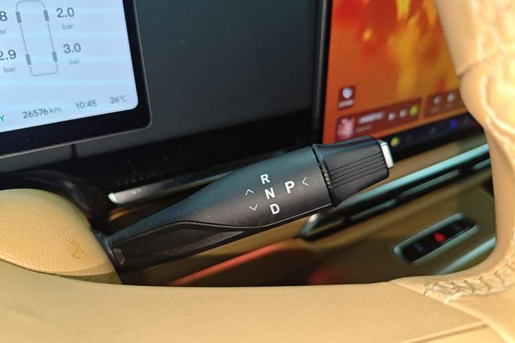 Used VOYAH Dream 2025 PHEV Four-Wheel Drive Prestige Kunpeng Edition Gear Lever