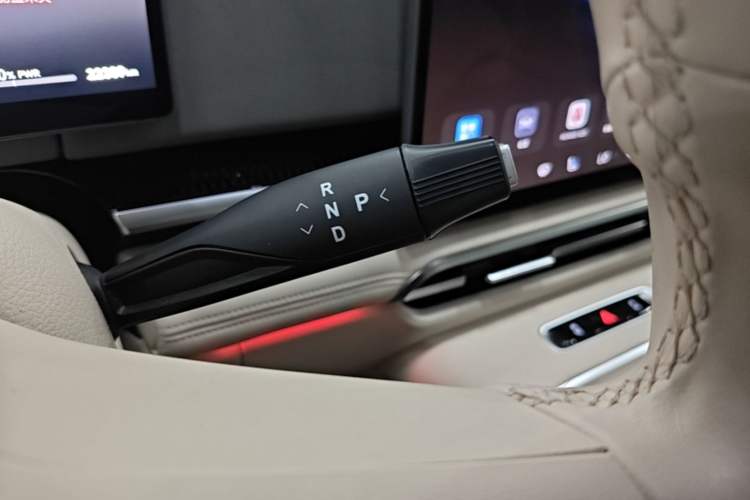 Used VOYAH Dream 2025 PHEV Four-Wheel-Drive Flagship Version – Qiankun Edition Gear Lever