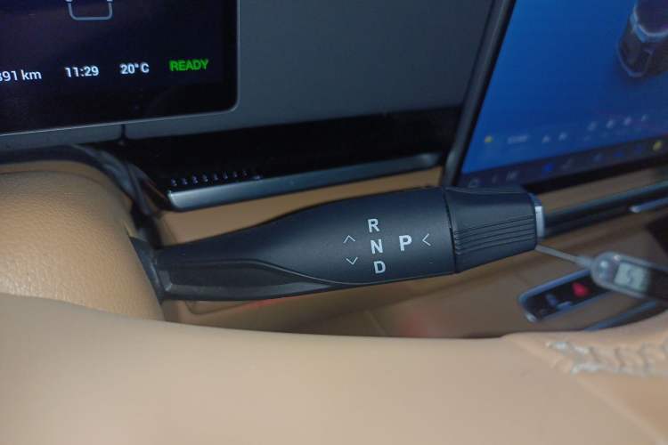 Used VOYAH Dream 2025 PHEV Four-Wheel-Drive Flagship Kunpeng Edition Gear Lever