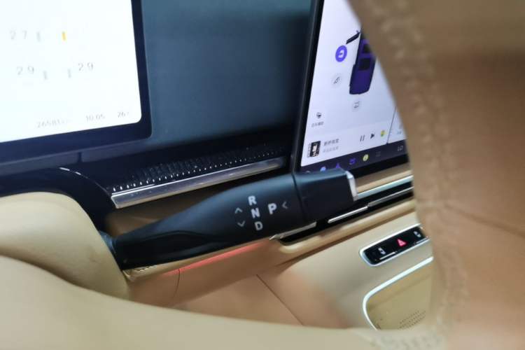 Used VOYAH Dream 2025 PHEV Four-Wheel Drive Prestige Kunpeng Edition Gear Lever