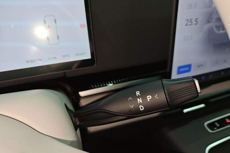 Used VOYAH Dream 2025 PHEV Four-Wheel Drive Prestige Kunpeng Edition Gear Lever