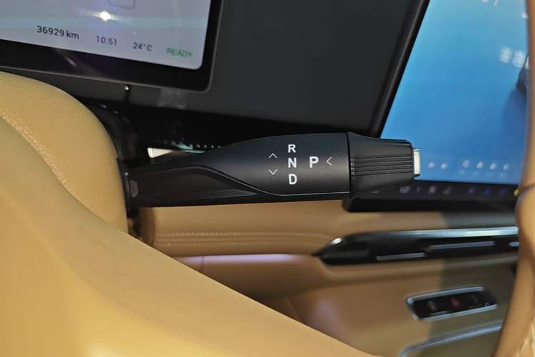 Used VOYAH Dream 2025 PHEV Four-Wheel Drive Prestige Kunpeng Edition Gear Lever