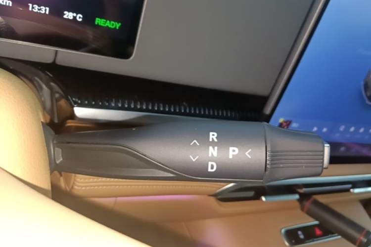 Used VOYAH Dream 2025 PHEV Four-Wheel Drive Prestige Kunpeng Edition Gear Lever