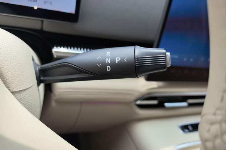 Used VOYAH Dream 2025 PHEV Four-Wheel-Drive Flagship Kunpeng Edition Gear Lever
