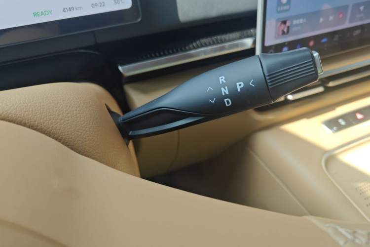 Used VOYAH Dream 2025 PHEV Four-Wheel Drive Prestige Kunpeng Edition Gear Lever