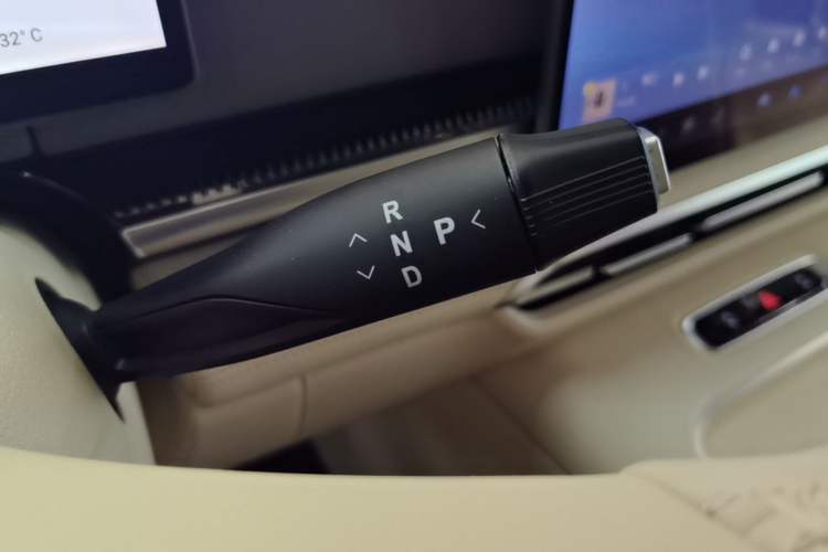 Used VOYAH Dream 2025 PHEV Four-Wheel-Drive Flagship Kunpeng Edition Gear Lever