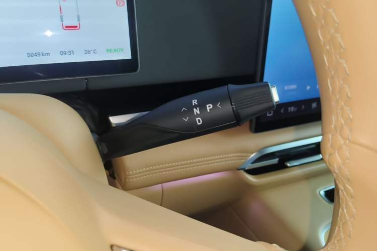 Used VOYAH Dream 2025 PHEV Four-Wheel Drive Prestige Kunpeng Edition Gear Lever