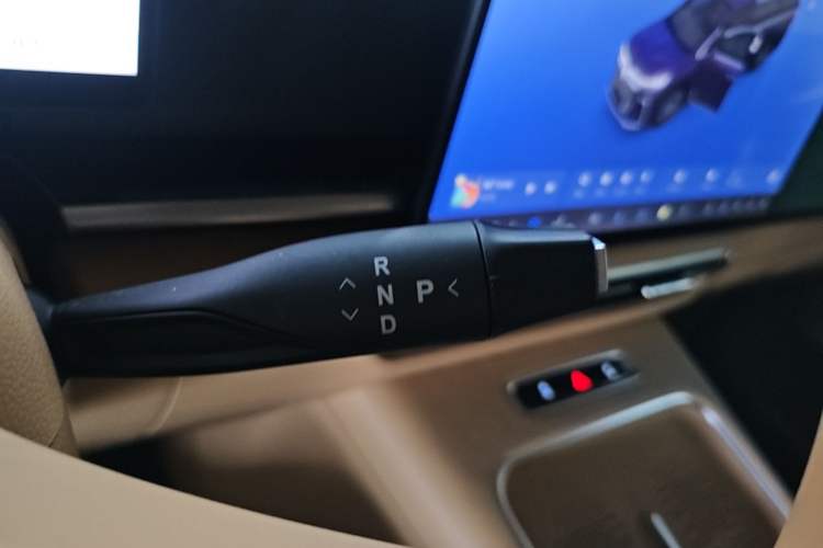 Used VOYAH Dream 2025 PHEV Four-Wheel Drive Prestige Kunpeng Edition Gear Lever