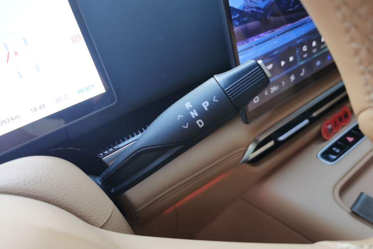 Used VOYAH Dream 2025 PHEV Four-Wheel Drive Prestige Kunpeng Edition Gear Lever