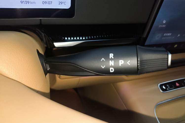 Used VOYAH Dream 2025 PHEV Four-Wheel Drive Prestige Kunpeng Edition Gear Lever
