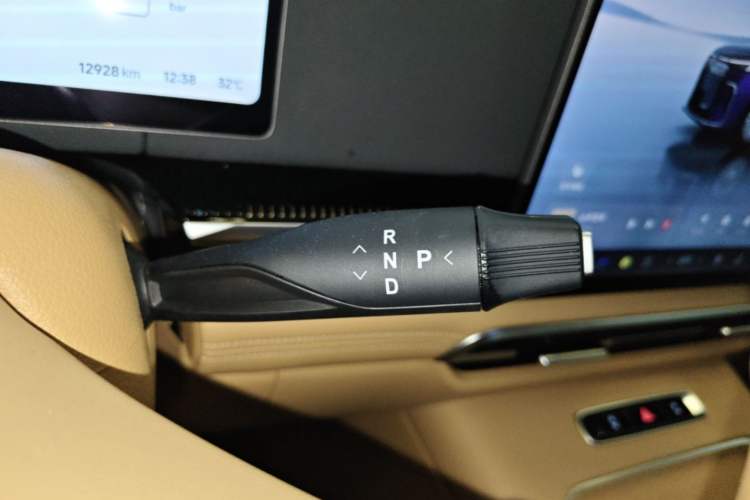 Used VOYAH Dream 2025 PHEV Four-Wheel-Drive Flagship Kunpeng Edition Gear Lever