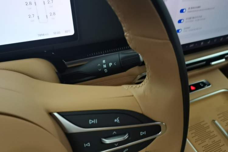 Used VOYAH Dream 2025 PHEV Four-Wheel Drive Prestige Kunpeng Edition Gear Lever