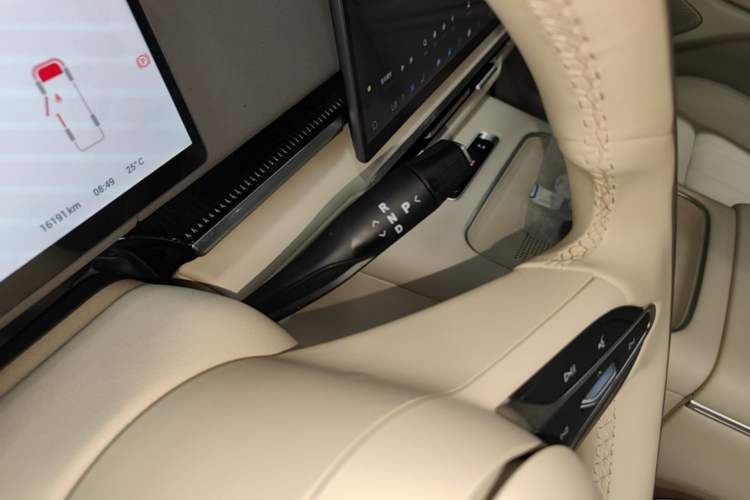 Used VOYAH Dream 2025 PHEV Four-Wheel-Drive Flagship Kunpeng Edition Gear Lever