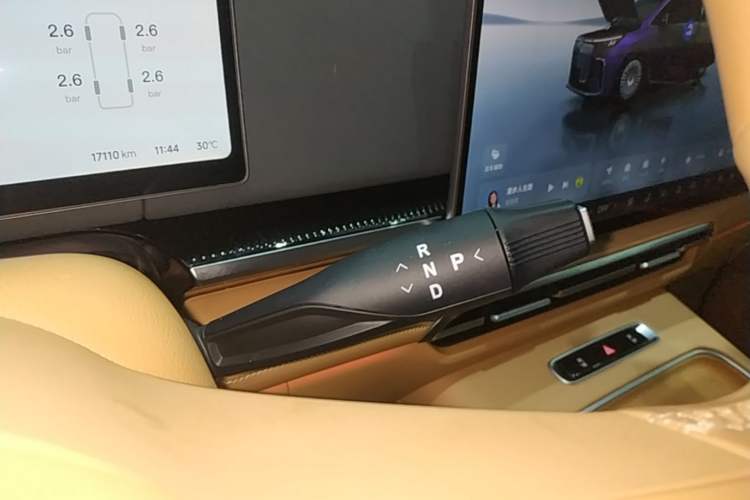 Used VOYAH Dream 2025 PHEV Four-Wheel-Drive Flagship Kunpeng Edition Gear Lever