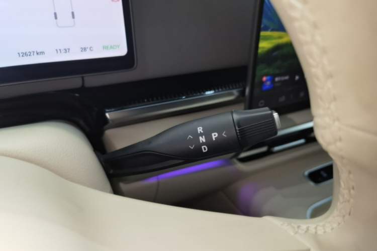 Used VOYAH Dream 2025 PHEV Four-Wheel Drive Prestige Kunpeng Edition Gear Lever