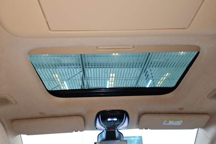 Used VOYAH Dream 2025 PHEV Four-Wheel-Drive Flagship Kunpeng Edition Headliner