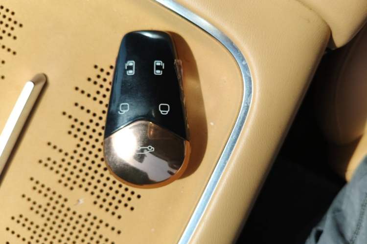 Used VOYAH Dream 2025 PHEV Four-Wheel-Drive Flagship Kunpeng Edition Interior 1