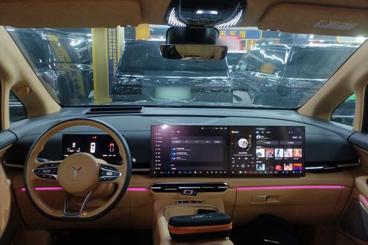 Used VOYAH Dream 2025 PHEV Four-Wheel-Drive Flagship Kunpeng Edition Interior 2