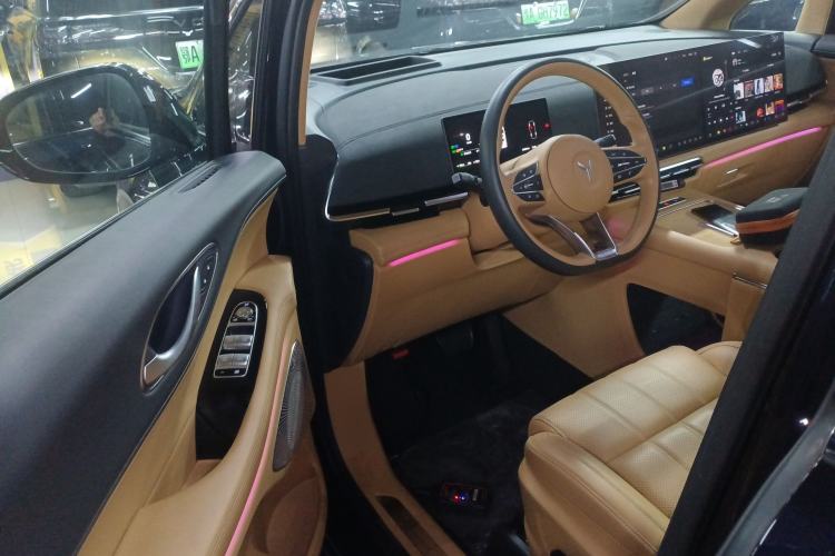 Used VOYAH Dream 2025 PHEV Four-Wheel-Drive Flagship Kunpeng Edition Interior 3