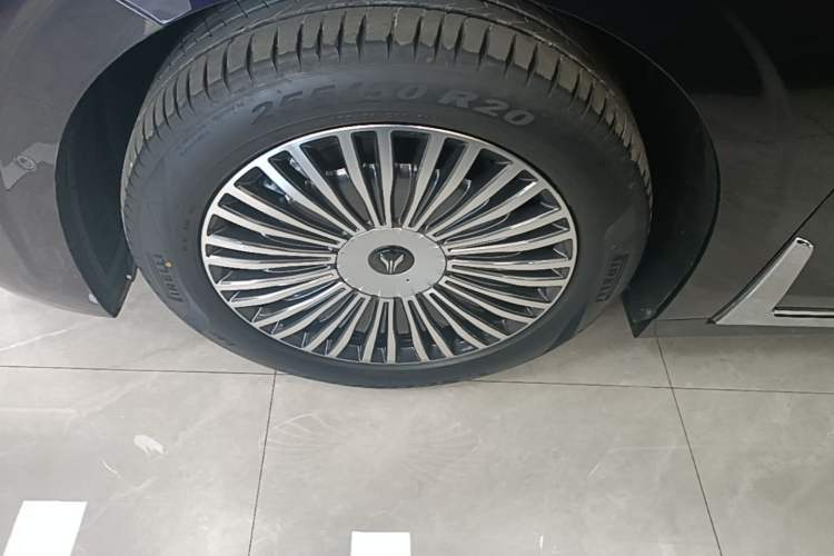 Used VOYAH Dream 2025 PHEV Four-Wheel Drive Prestige Kunpeng Edition Left Front Wheel Hub