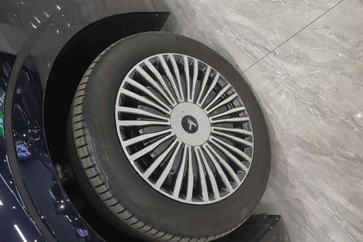 Used VOYAH Dream 2025 PHEV Four-Wheel Drive Excellence Qiankun Edition Left Front Wheel Hub
