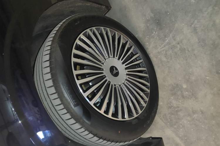Used VOYAH Dream 2025 PHEV Four-Wheel-Drive Flagship Kunpeng Edition Left Front Wheel Hub