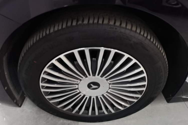 Used VOYAH Dream 2025 PHEV Four-Wheel Drive Prestige Kunpeng Edition Left Front Wheel Hub