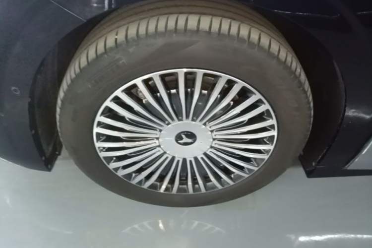 Used VOYAH Dream 2025 PHEV Four-Wheel Drive Prestige Kunpeng Edition Left Front Wheel Hub
