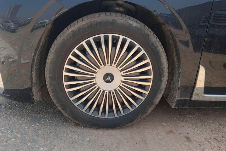 Used VOYAH Dream 2025 PHEV Four-Wheel-Drive Flagship Kunpeng Edition Left Front Wheel Hub