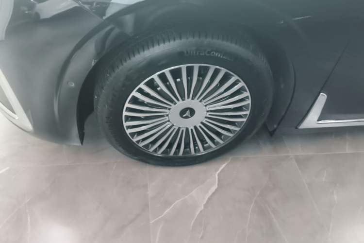 Used VOYAH Dream 2025 PHEV Four-Wheel Drive Prestige Kunpeng Edition Left Front Wheel Hub