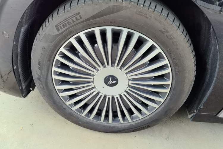 Used VOYAH Dream 2025 PHEV Four-Wheel-Drive Flagship Kunpeng Edition Left Front Wheel Hub