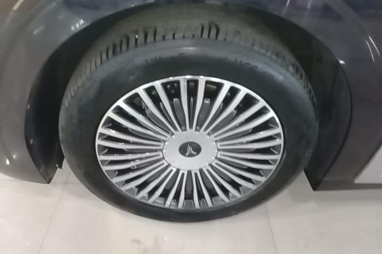 Used VOYAH Dream 2025 PHEV Four-Wheel Drive Prestige Kunpeng Edition Left Front Wheel Hub