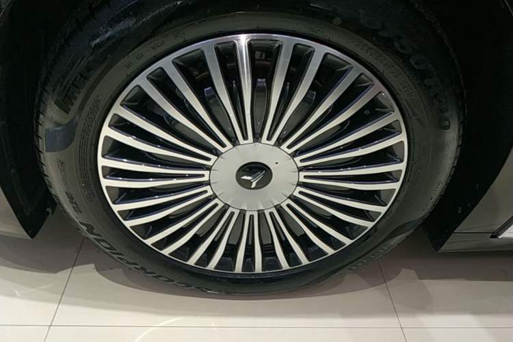 Used VOYAH Dream 2025 PHEV Four-Wheel-Drive Flagship Kunpeng Edition Left Front Wheel Hub