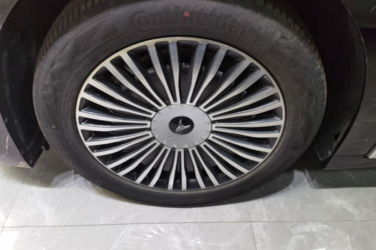 Used VOYAH Dream 2025 PHEV Four-Wheel Drive Prestige Kunpeng Edition Left Front Wheel Hub