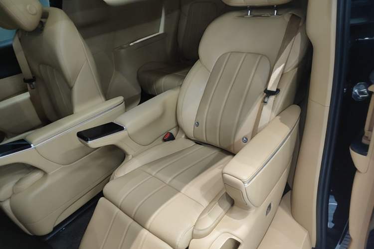 Used VOYAH Dream 2025 PHEV Four-Wheel Drive Excellence Qiankun Edition Left Rear Seat