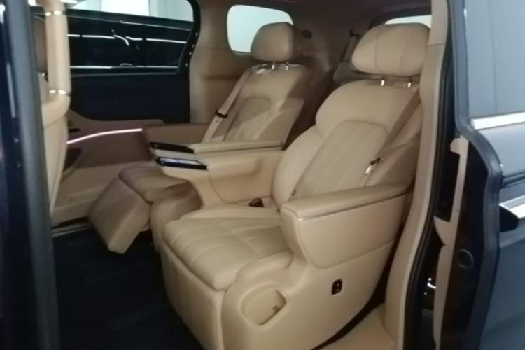Used VOYAH Dream 2025 PHEV Four-Wheel Drive Prestige Kunpeng Edition Left Rear Seat