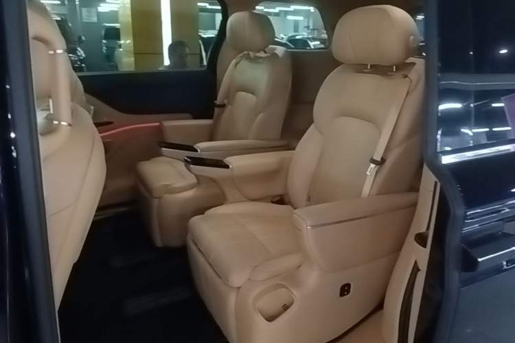 Used VOYAH Dream 2025 PHEV Four-Wheel Drive Prestige Kunpeng Edition Left Rear Seat