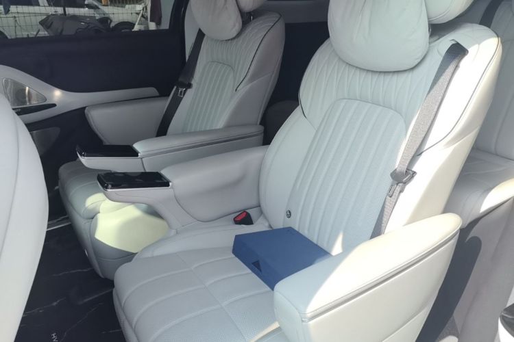 Used VOYAH Dream 2025 PHEV Four-Wheel-Drive Flagship Version – Qiankun Edition Left Rear Seat